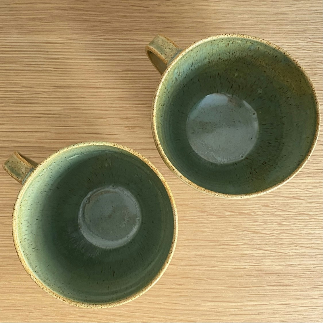 Tekopp med grön glasyr - Wilder Mind Ceramics