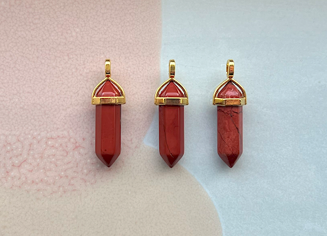 Kristallhänge av Röd Jaspis med Guldhänge | Happyfeel.se