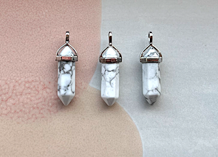 Kristallhänge av Howlit med Silverhänge