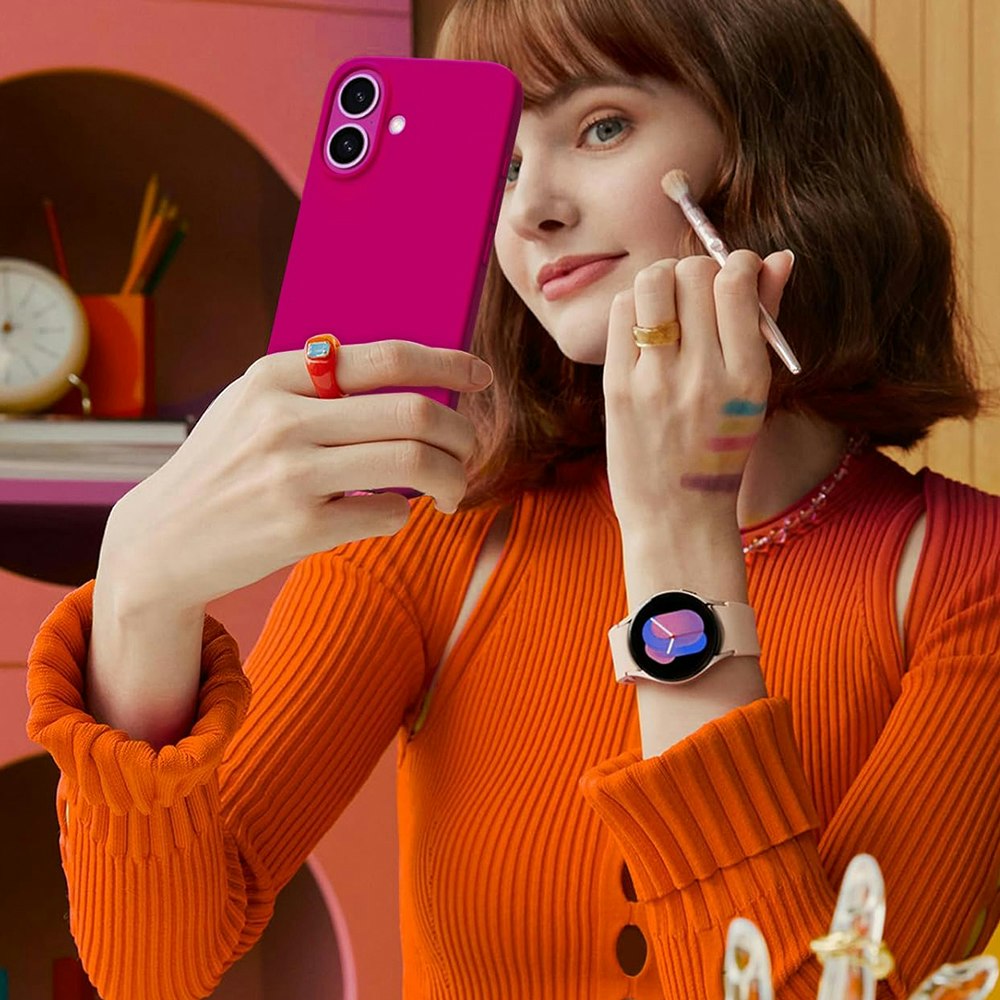 iPhone 16 MC Silikonskal Cerise färg