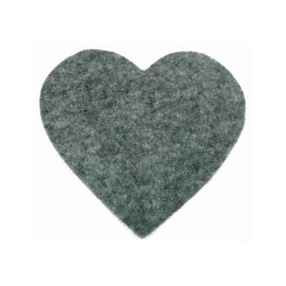 Karottunderlägg tovat fårull väldigt värmetåligt motiv av grått hjärta