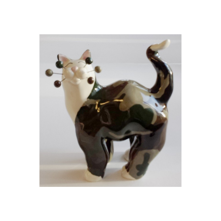 Kattfigurin keramik kamouflagefärgad