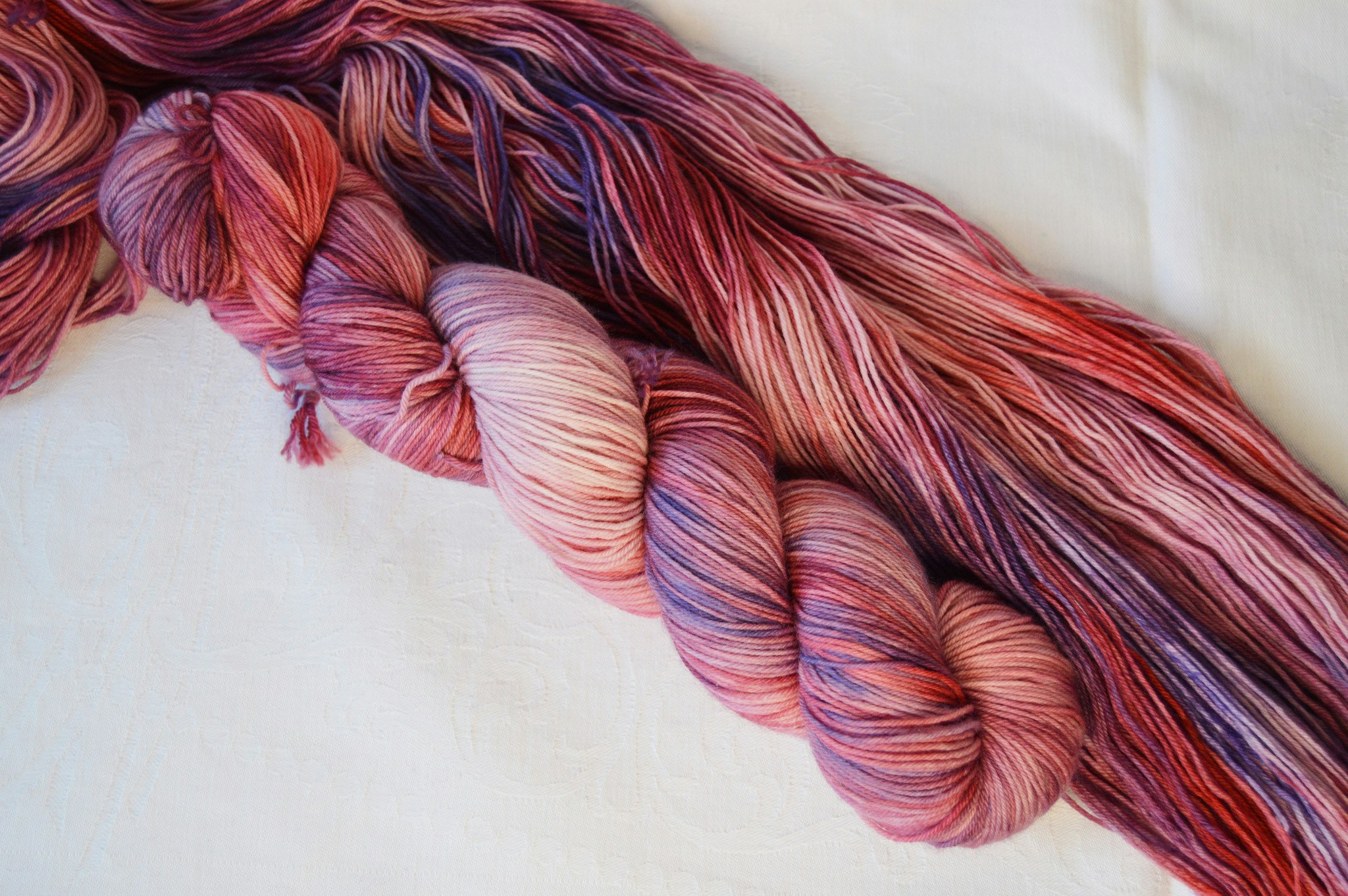 Socks är ett underbart mjukt handfärgat garn. Dessa härvor är flerfärgade i rosa, lila och blått. Detta garn passar till bl a sockor, vantar, sjalar och tröjor.