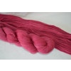 Upptäck Abies Creatives handfärgade mörkrosa merinoull "Elephants in Pink Sneakers" - det ultimata garnet för dina stickprojekt.