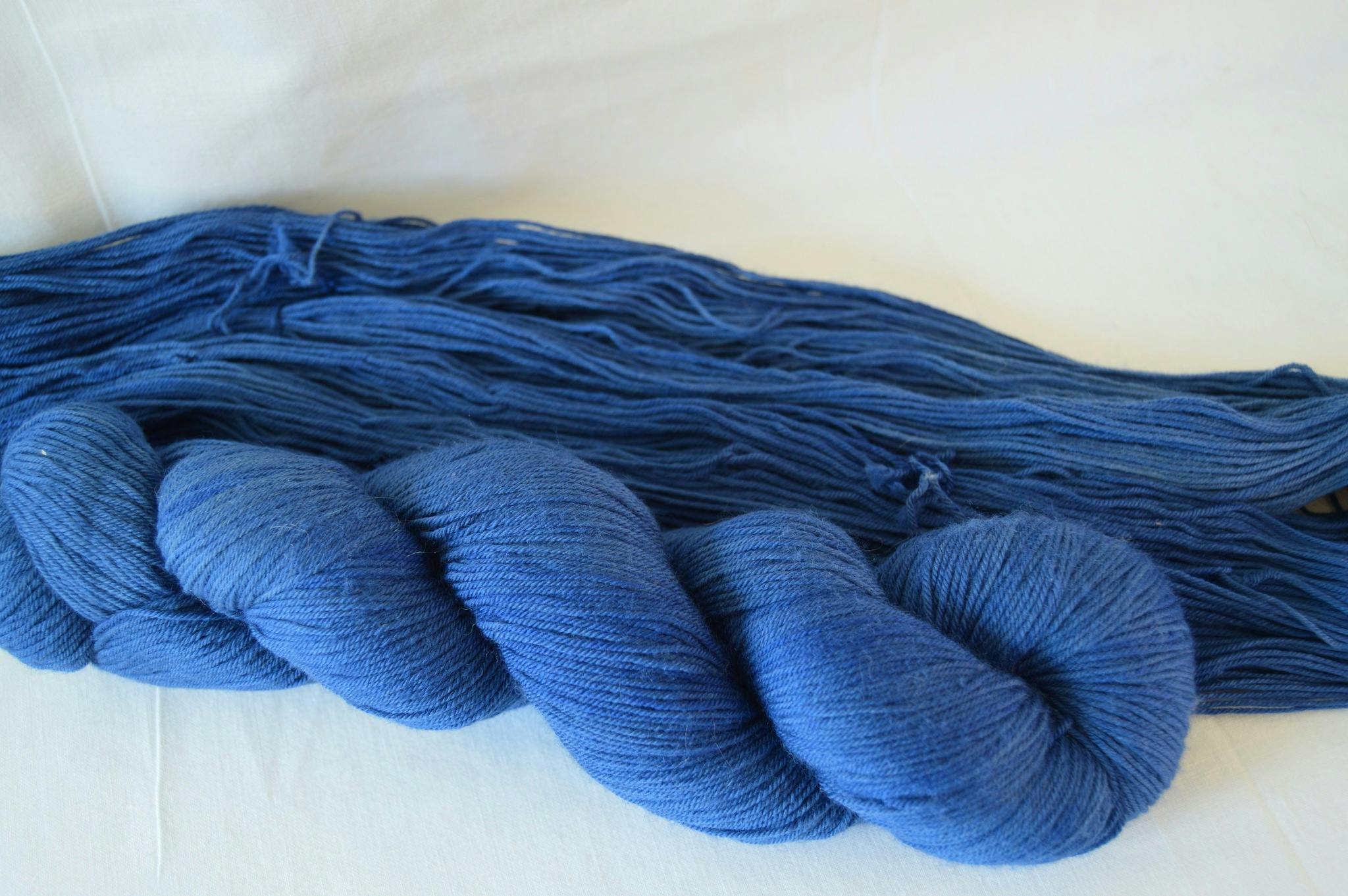 Socks är ett underbart mjukt handfärgat garn. Detta sockgarn är mörkblått och passar till bla sockor och tröjor.