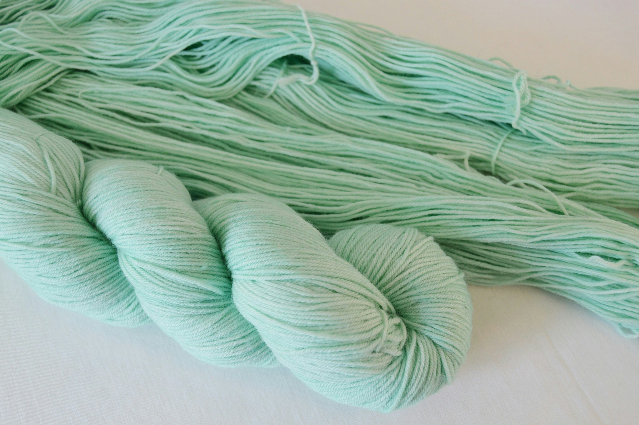 Socks är ett underbart mjukt handfärgat garn. Detta sockgarn är ljusgrönt och passar till bla sockor och tröjor.