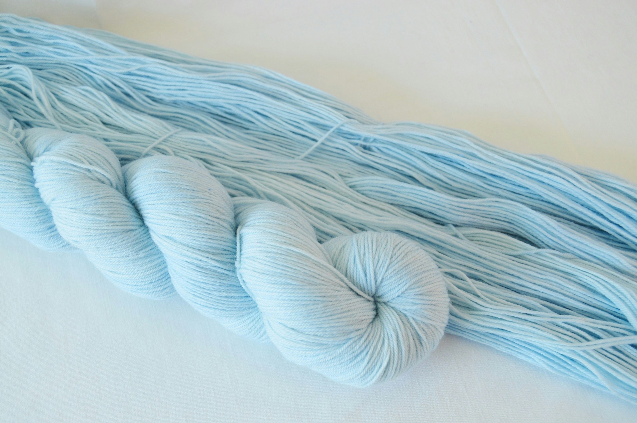 Socks är ett underbart mjukt handfärgat garn. Detta sockgarn är ljusblått och passar till bla sockor och tröjor.
