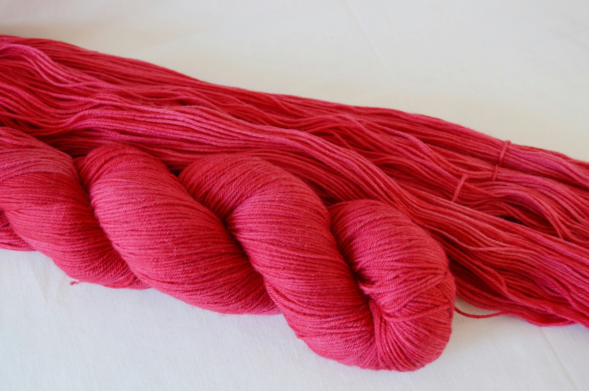 Socks är ett underbart mjukt handfärgat garn. Detta sockgarn är mörkt rosarött och passar till bla sockor och tröjor.