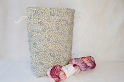Blå blommor - socksäck