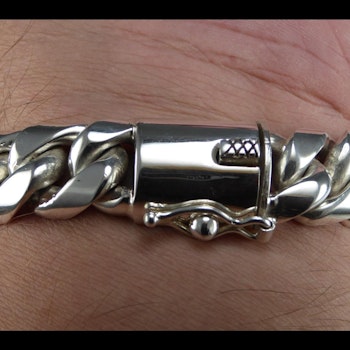 Rundad Pansarlänk 15 / 14 mm. bred. x 6-7 mm hög. 100% solid Sterling silver. Handsmide.