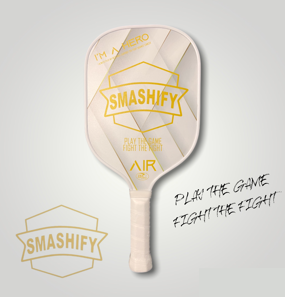 En bild på ett vitt och gult pickleballrack, modellen heter Smashify AIR pickleball, med slogan play the game fight the fight och Smashify´s logga