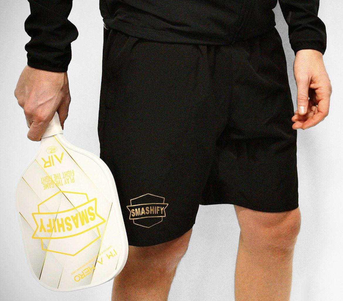 Svarta shorts för pickleball med Smashify logga i guld. Shorts i herrmodell som även är lämpliga som padelshorts, badmintonshorts, innebandyshorts