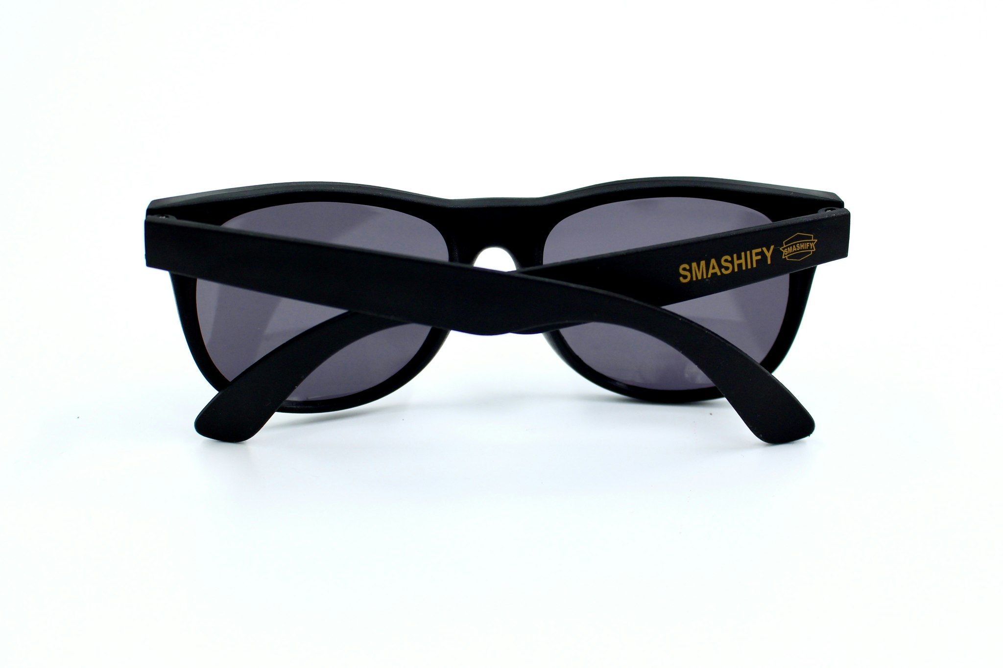 Svart solglasögon med Smashify logo. Stilfulla solglasögon i klassisk modell