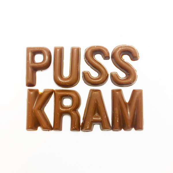 Puss och Kram i chokladbokstäver
