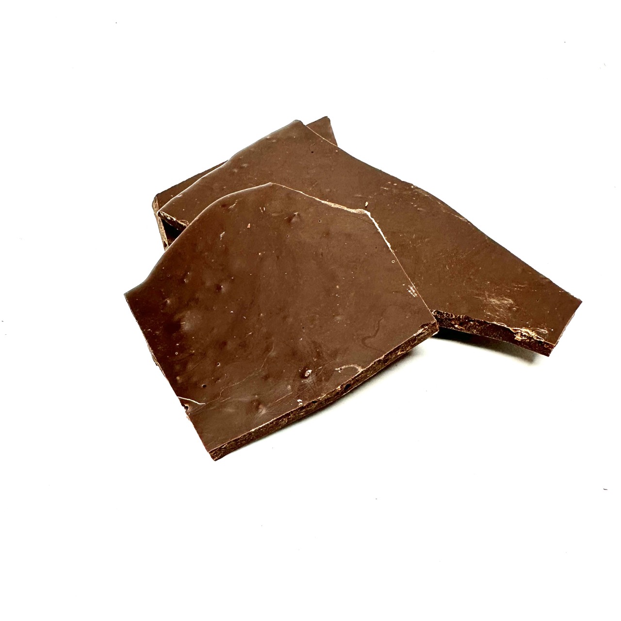 Mörk choklad, 63 procent kakaohalt, karamelliserat socker, kakaomassa och rostade, krossade kakaobönor.