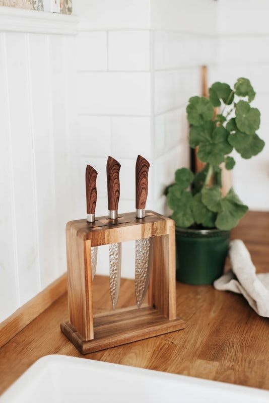 Kaira Knivställ för 5 knivar  akacia trä 23 *12*23,4 cm