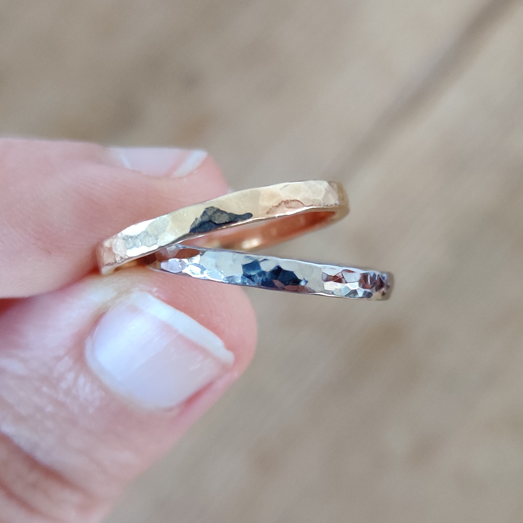 18k 2,5 mm Hammered Recycled Gold