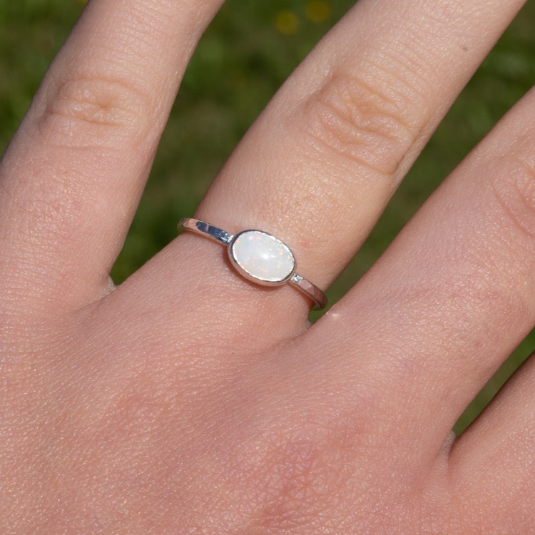 Ring met witte opaal in gerecycled sterling zilver