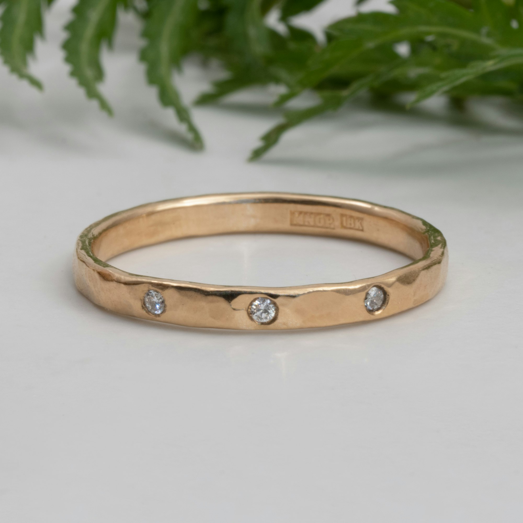 Ella Ring Gerecycleerde diamanten gehamerd 18K goud