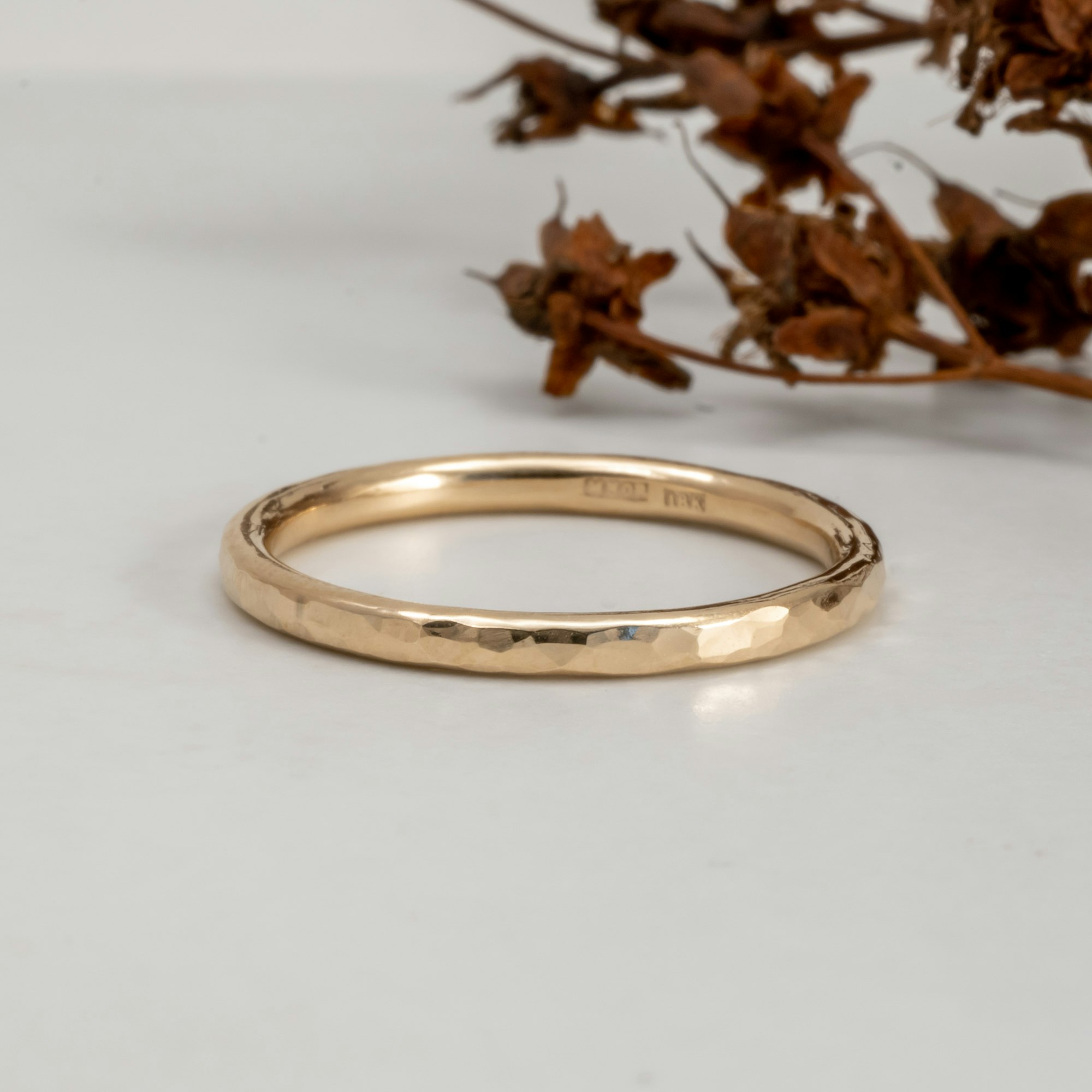 Luidruchtig Afstudeeralbum Gelach 18K 1.8 mm gehamerde ring van gerecycled goud - MNOP-sieraden