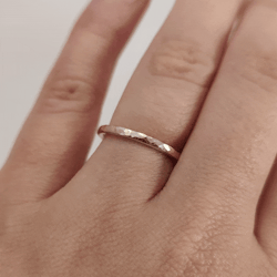 18K 1.8 mm gehamerde ring van gerecycled goud