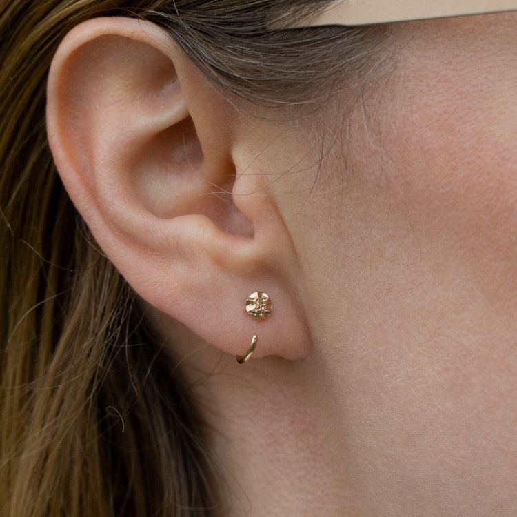 18k Frö Mini Huggies - oorbellen van gerecycled goud - MNOP-sieraden