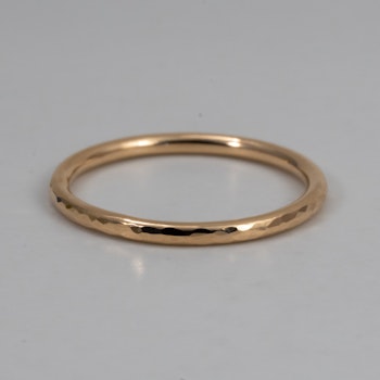 R18K Ring 1,5 mm hammered Recycled 18K Gold