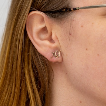 18K Cursive Comfort - Initialen oorbellen gerecycled goud