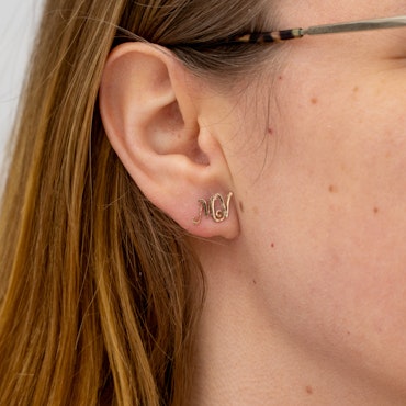18K Cursive Comfort - Initialen oorbellen gerecycled goud