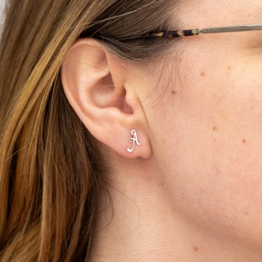Cursive Comfort - Initialen oorbellen gerecycled sterling zilver