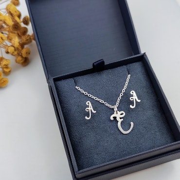 Set Cursieve Initialen - Ketting en Oorbellen Gerecycled Sterling Zilver