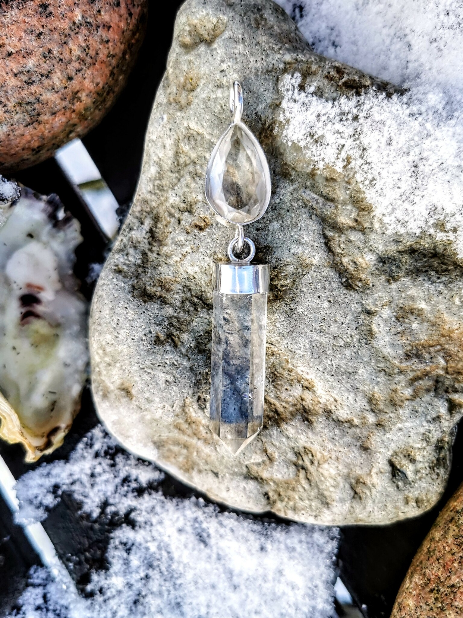 Facettslipad bergkristall med klar bergkristall spets