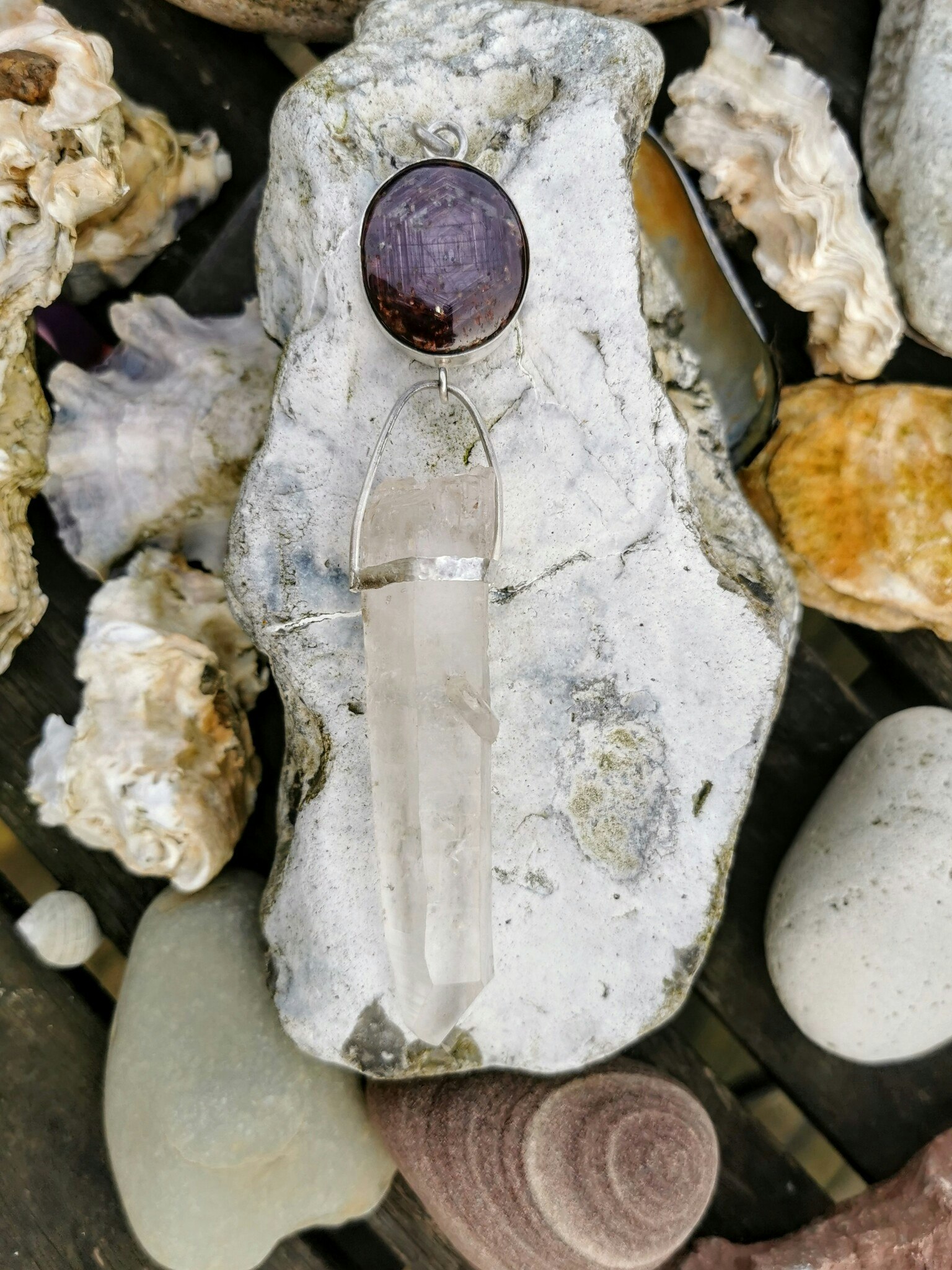 Stjärnrubin med speciell Lemurien kristall med påhängskristall