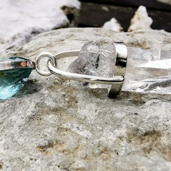 Akvamarin med mycket speciell bergkristall med intressanta inklusioner och mönster