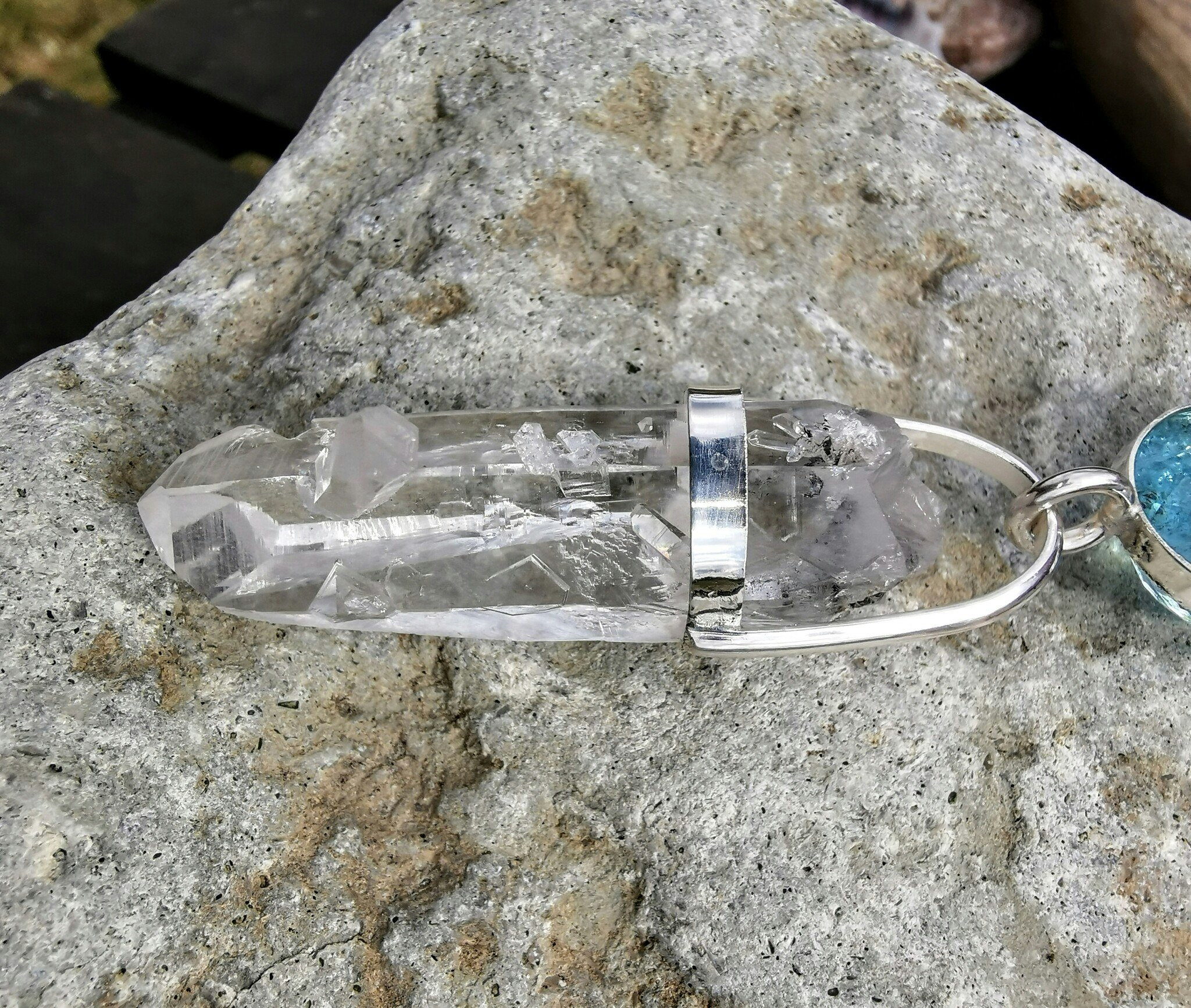 Akvamarin med mycket speciell bergkristall med intressanta inklusioner och mönster