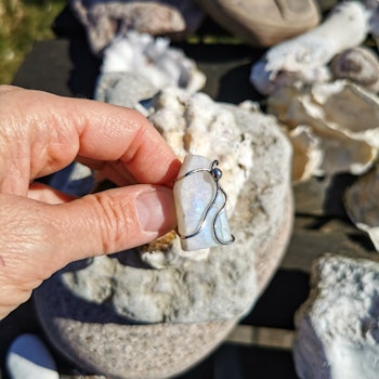 Ring med rå Regnbågsmånsten I 925 silver