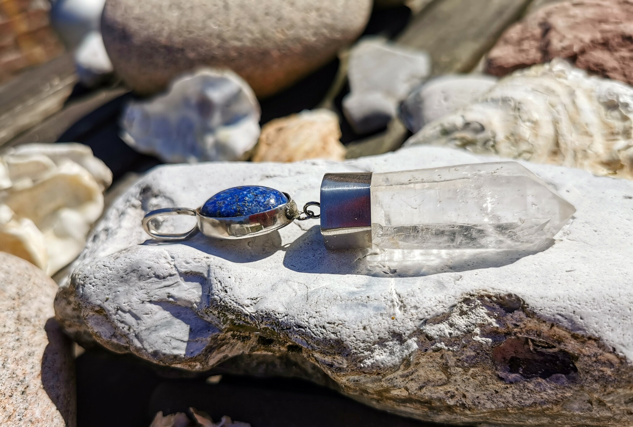 Lapiz lazuli med kraftfull laserstav bergkristall