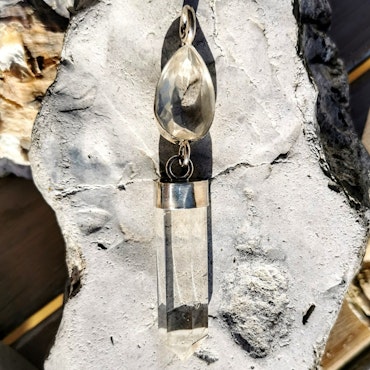 Facettslipad bergkristall med klar bergkristall spets