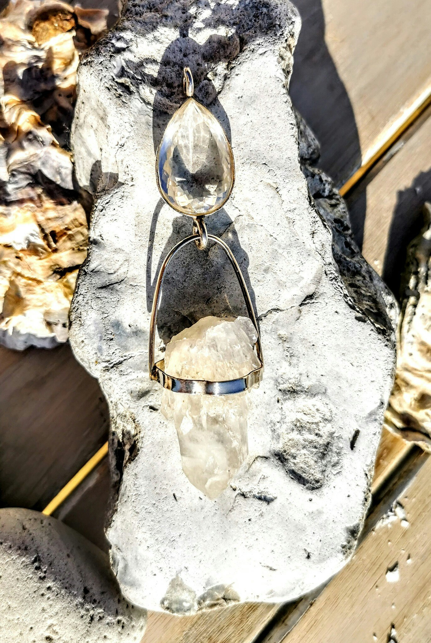 Facettslipad bergkristall med "sugar quartz" bergkristall
