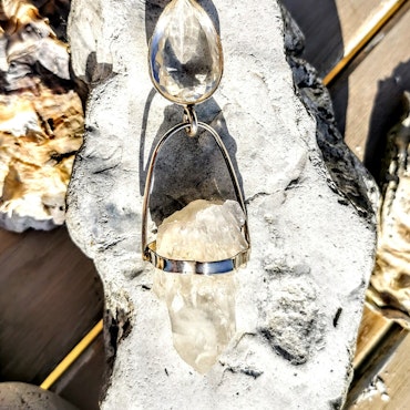 Facettslipad bergkristall med "sugar quartz" bergkristall