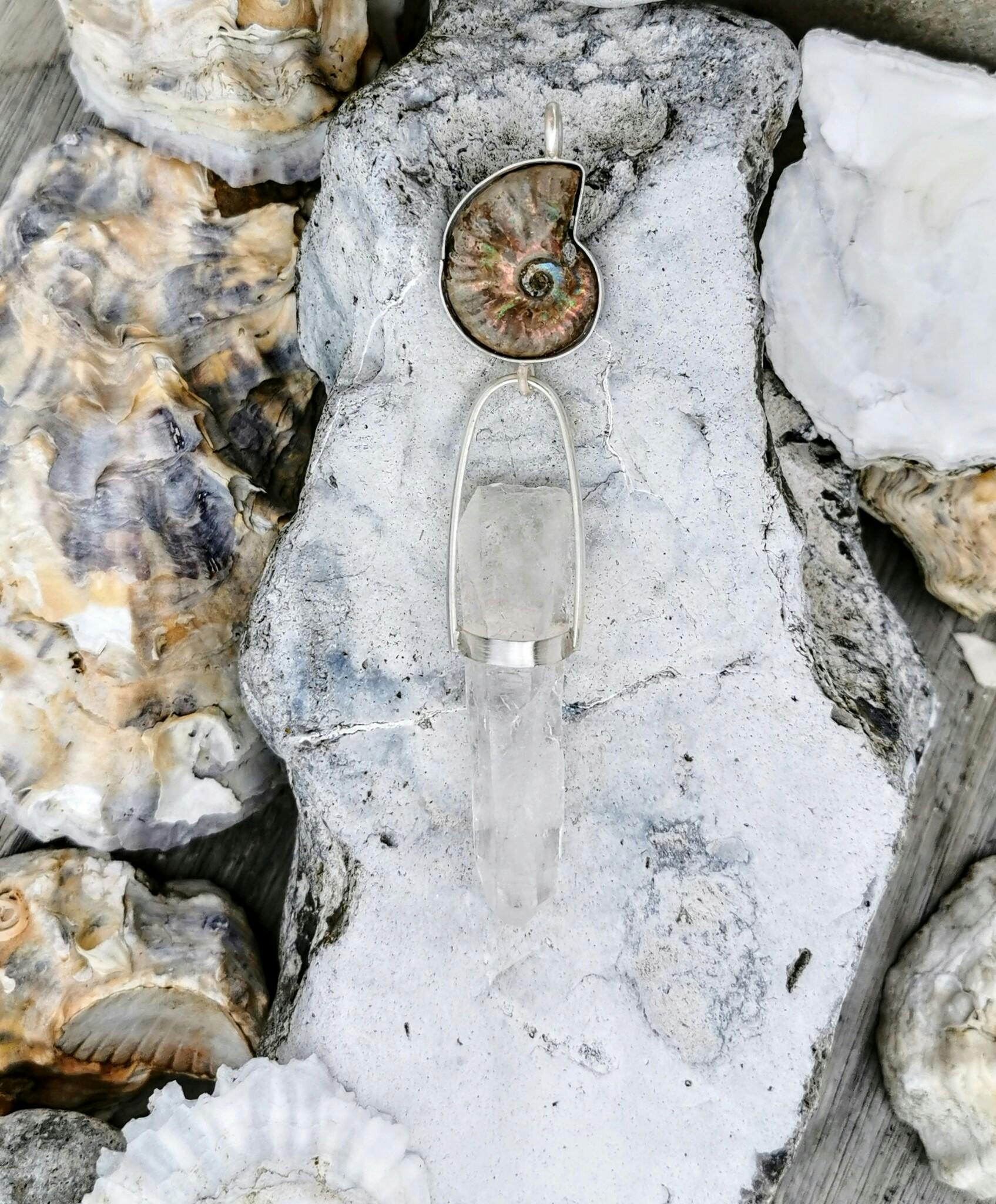 Hel silvrig ammonit med Lemurien bergkristall