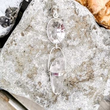 Facettslipad bergkristall med Lemurien bergkristall spets
