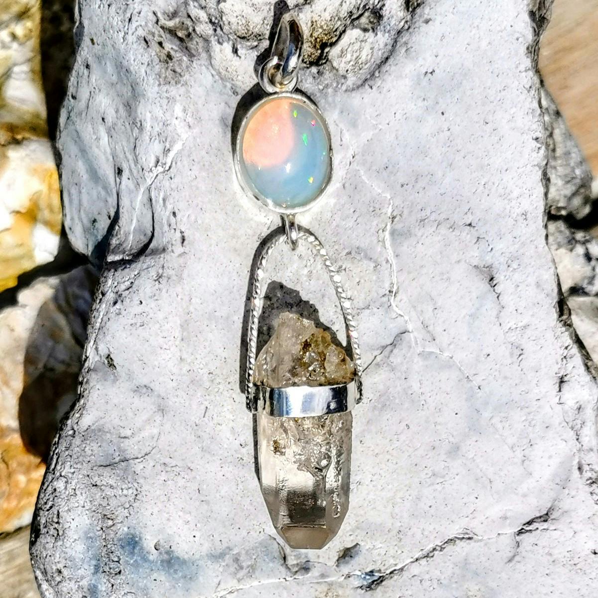 Welo opal med bergkristall från Jämtland