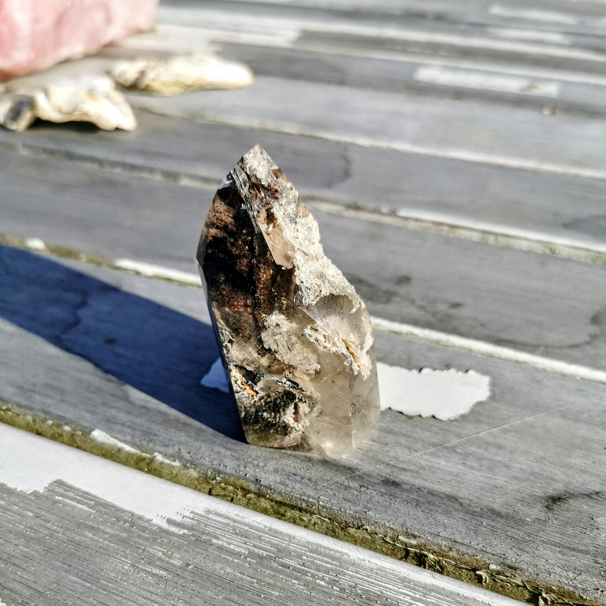 Ovanlig Lodolit kristall där ena sidan är rå, N 500