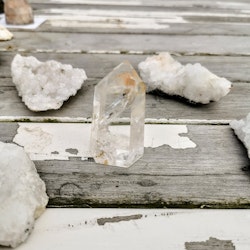 Magisk bergkristall med spännande oranga inklusioner N350
