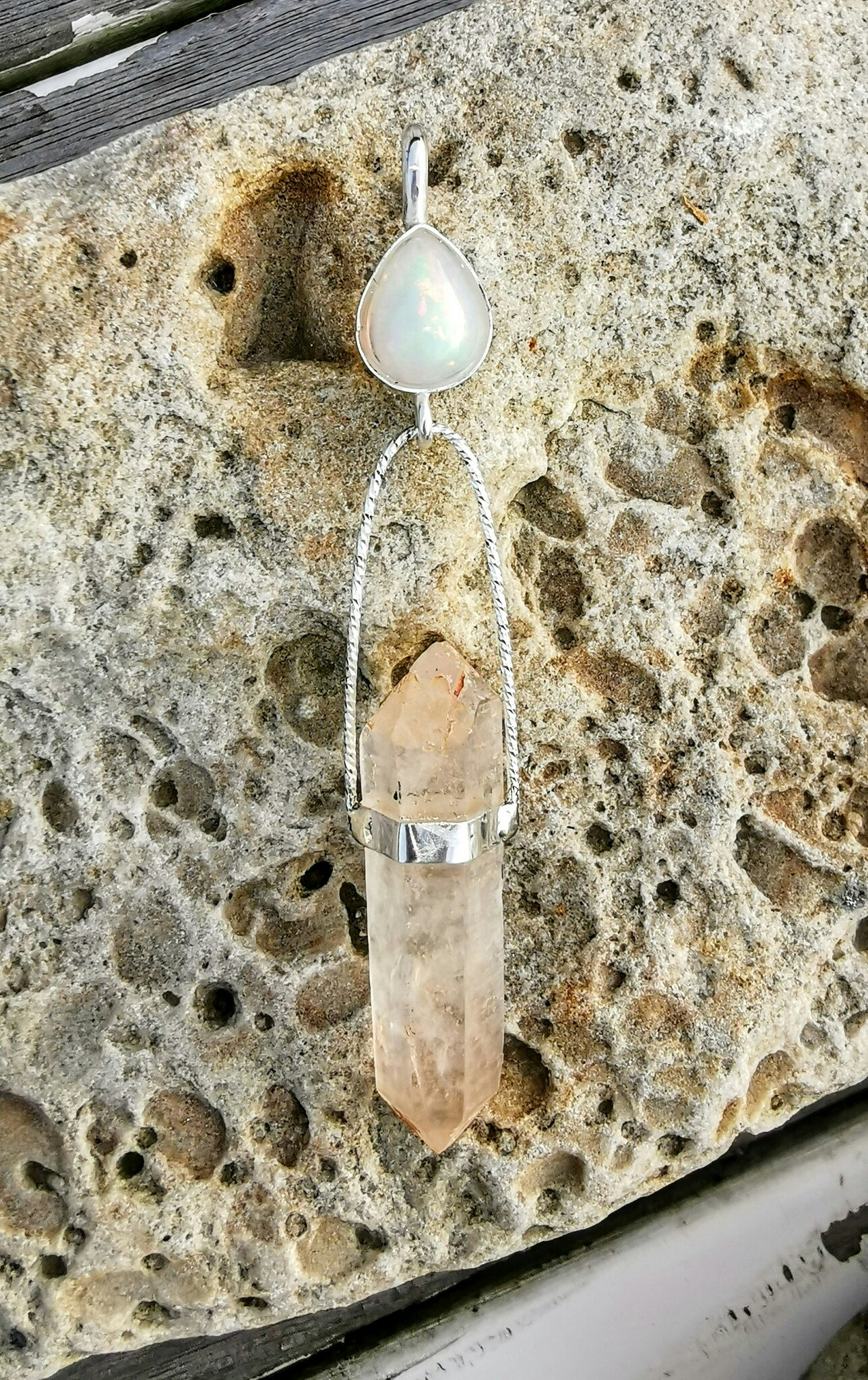 opal med dubbelterminerad bergkristall