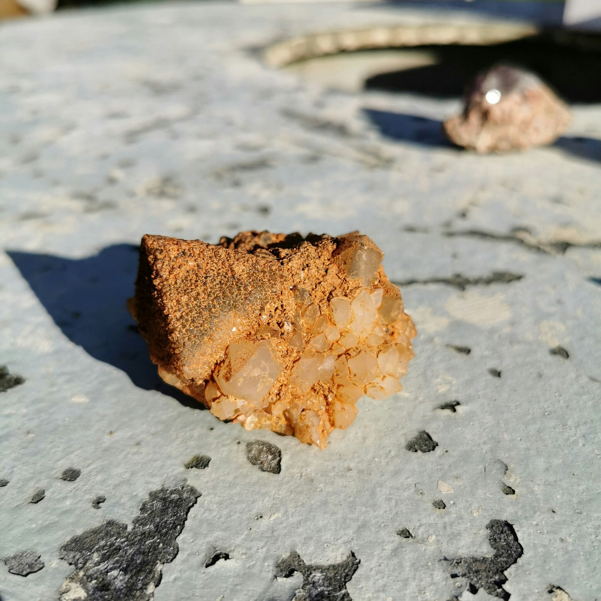 Unikt bergkristall kluster med flourit kub, täckta med sandliknande material