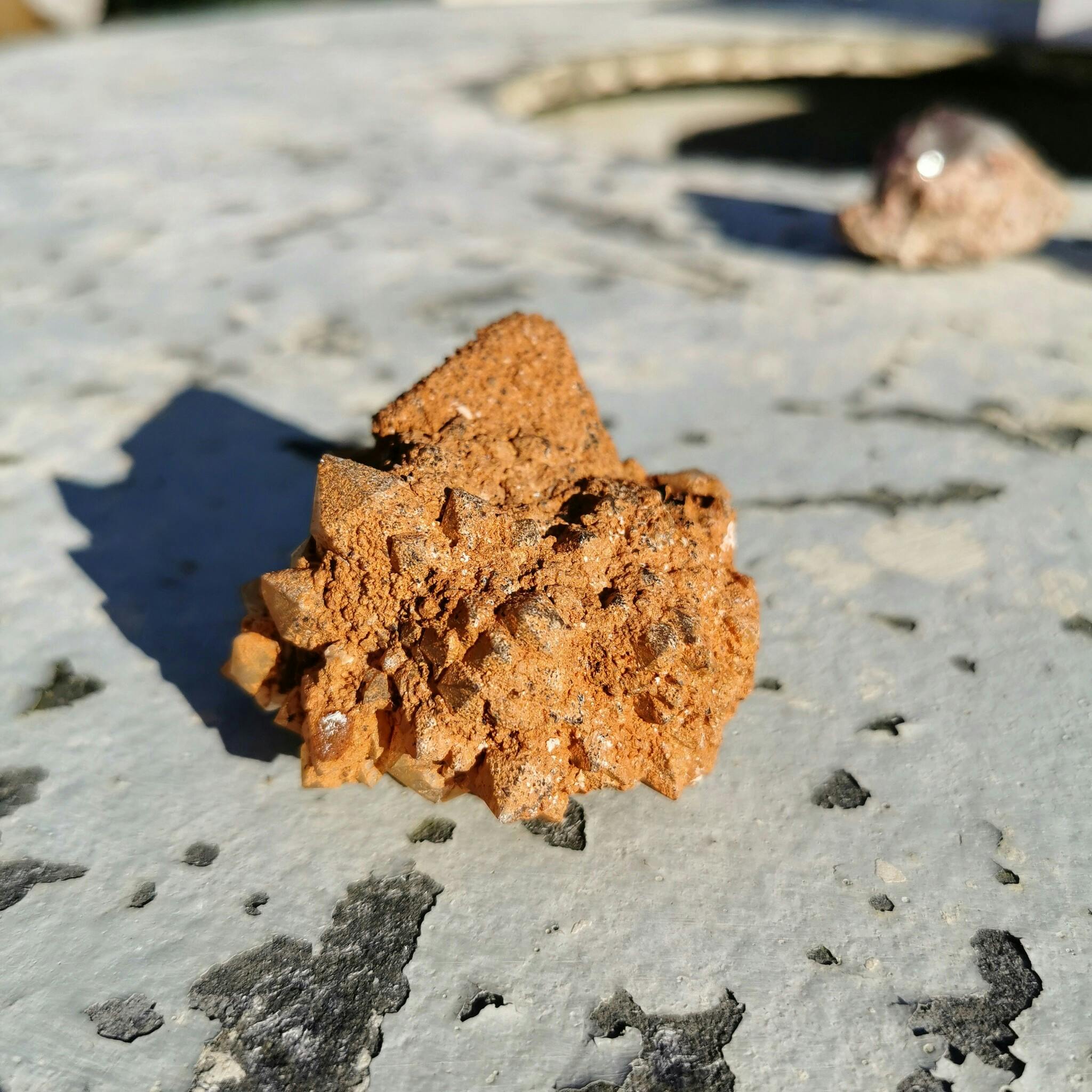 Unikt bergkristall kluster med flourit kub, täckta med sandliknande material