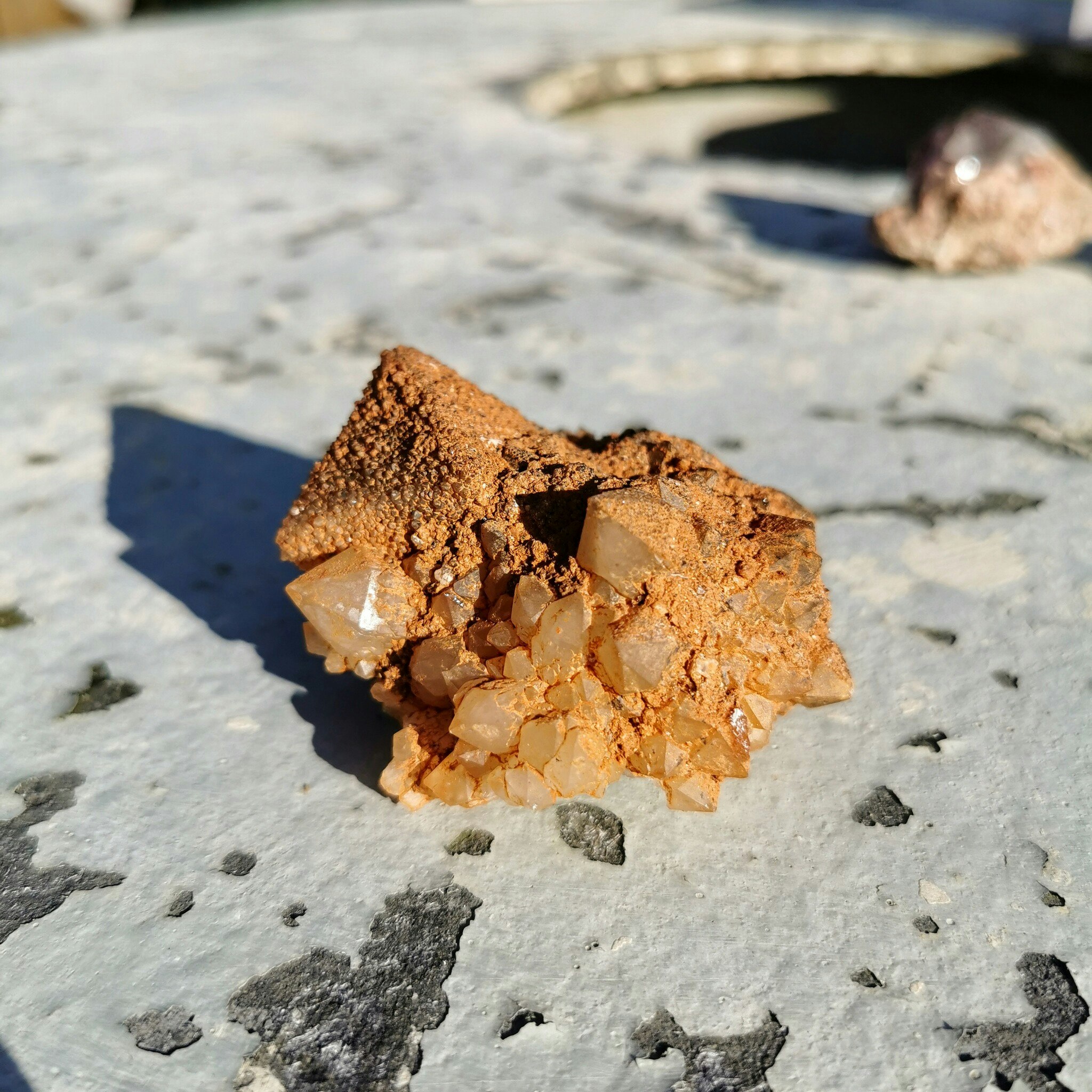Unikt bergkristall kluster med flourit kub, täckta med sandliknande material