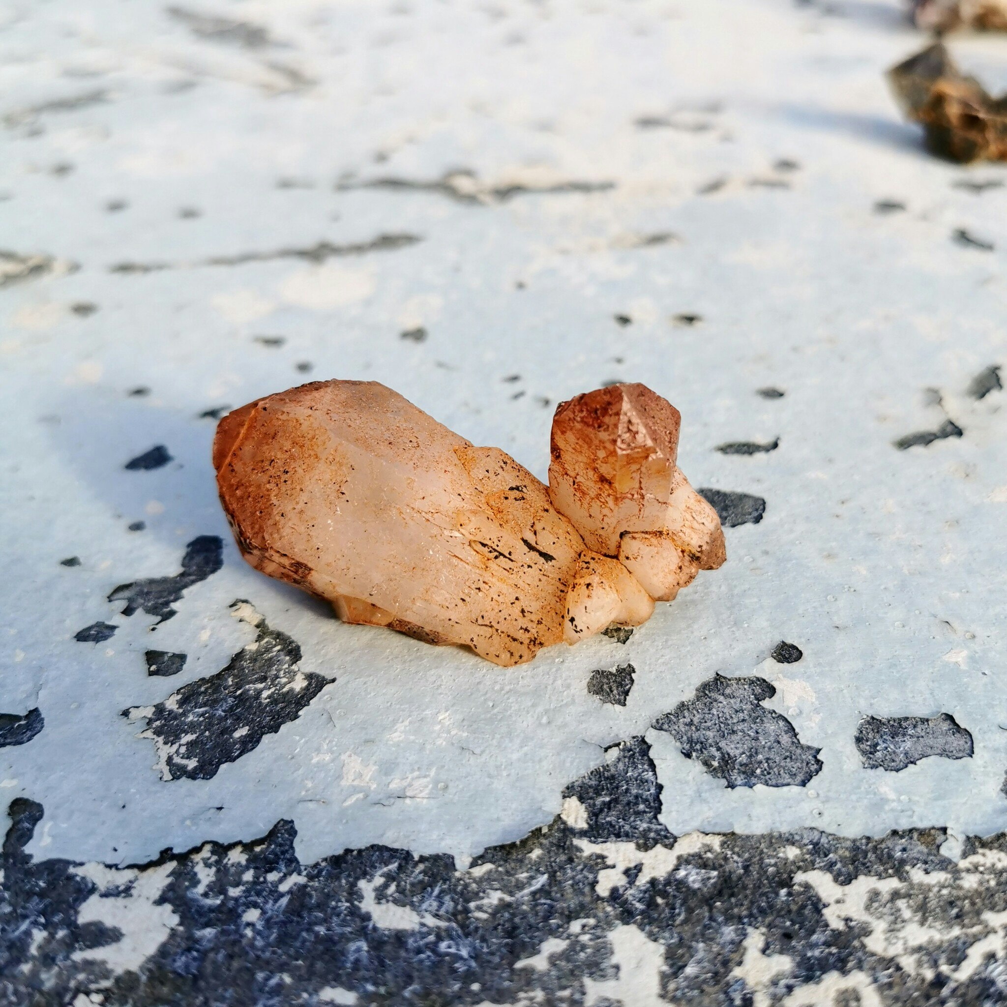 Dubbel bergkristall / tangerin kvarts med flera små påhängskristaller